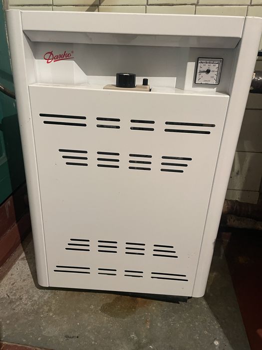 Добротна садиба , індивідуальне опалення , велика ділянка