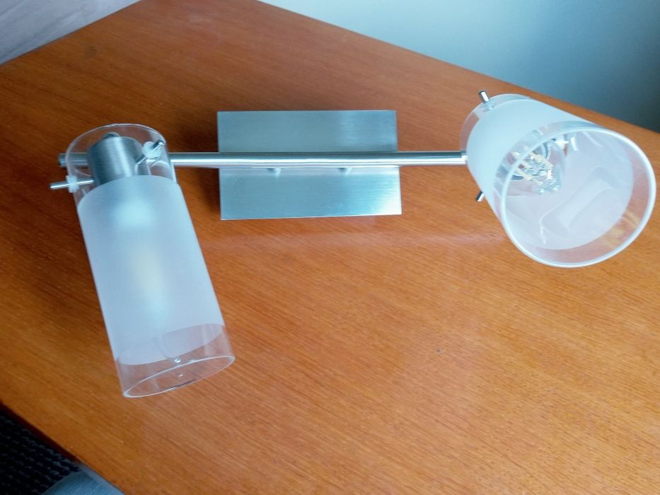 Piękna i nowoczesna lampa szczotkowana stal z żarówkami LED