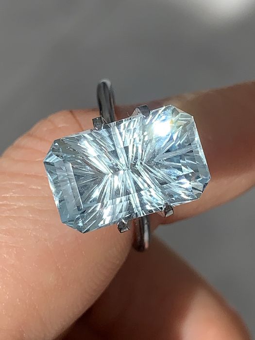 Природний Топаз 10,01 ct у фантазійному огрануванні!