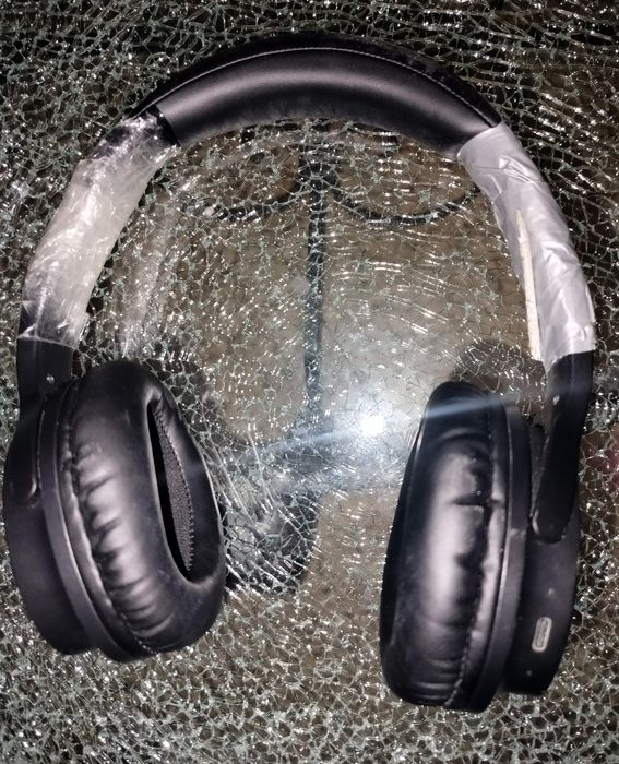 Бездротові навушники Proove Tender Black у робочому стані

Технічні х