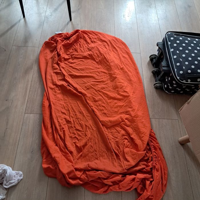 Pomarańczowe prześcieradło na gumce 142x90cm