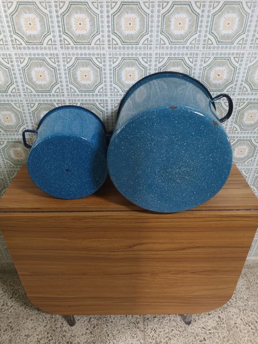 Duas panelas grandes em esmalte