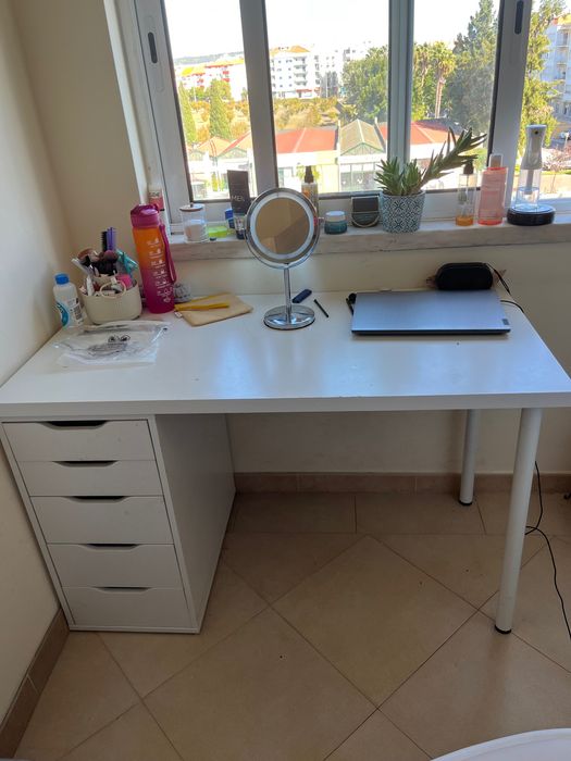 Secretaria e móvel de cubos em branco