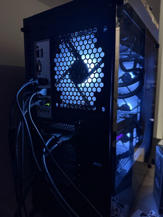 Komputer Gamingowy RX7800XT RYZEN7 9700X Całe Stanowisko