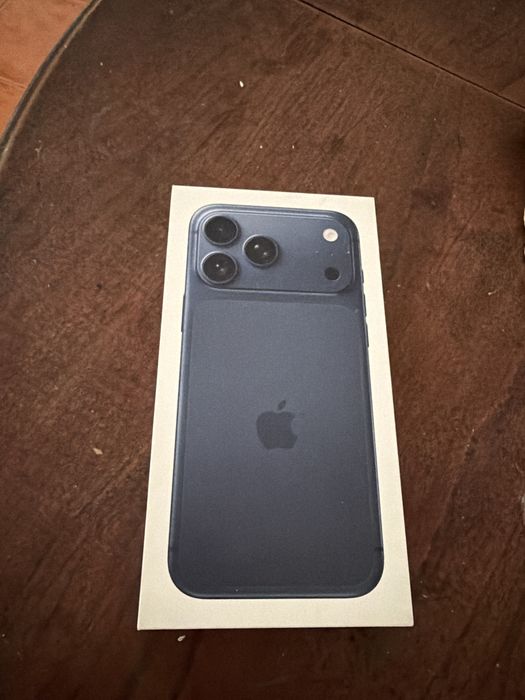 Troco iPhone 17 pro Max de 512 azul .