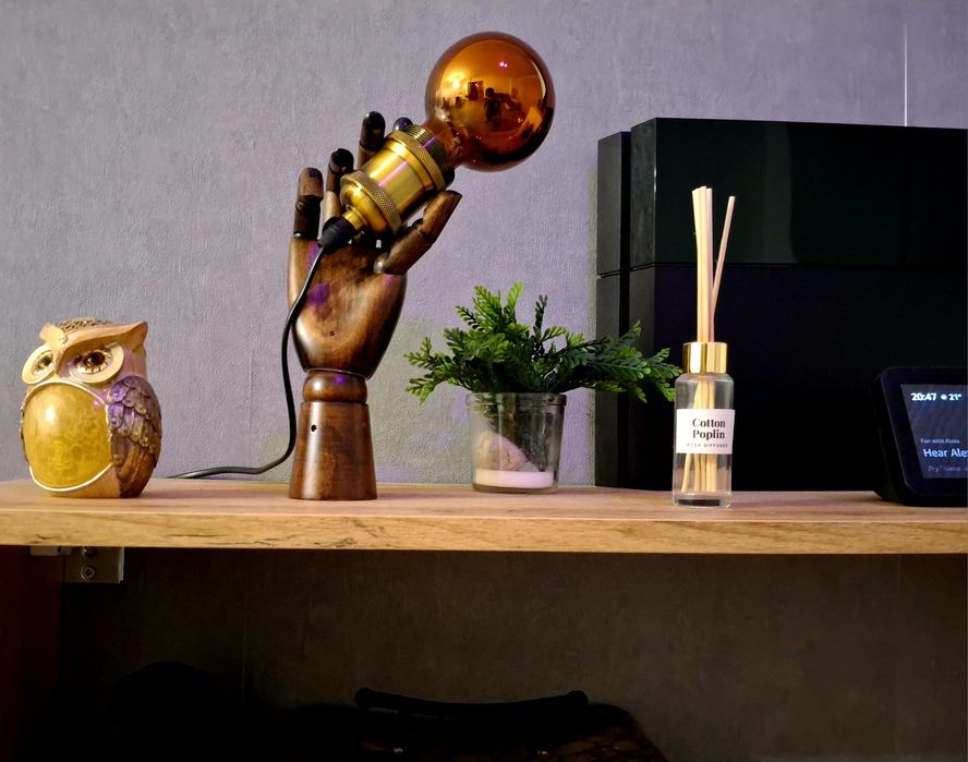 Mão articulada vintage com lampada luz ambiente.