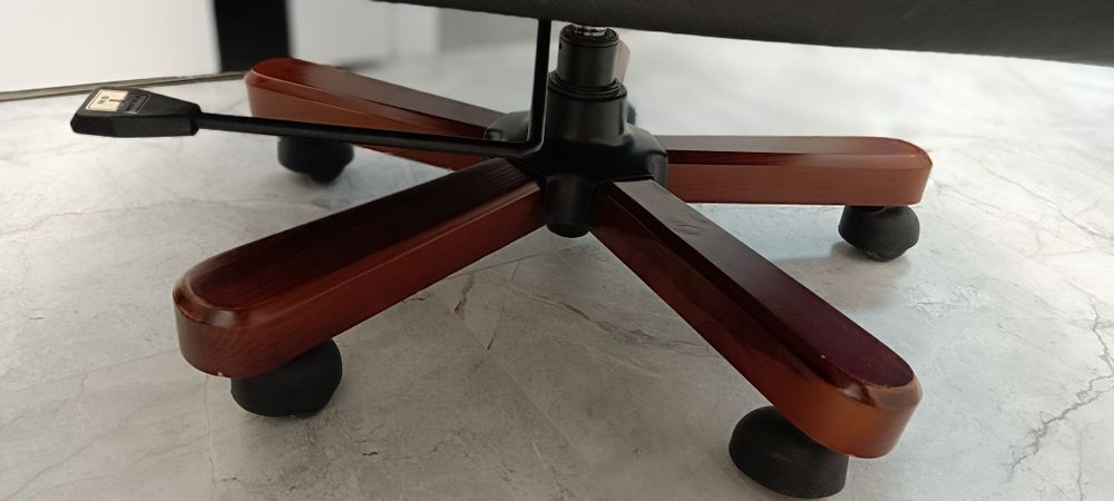 Крісло керівника( шкіряне) AMF Ronald Black