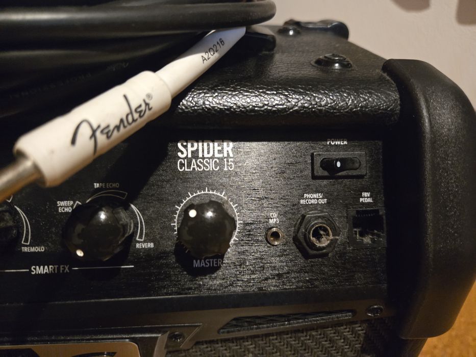 Amplificador de Guitarra Elétrica Line 6 Spider Classic 15 + Acessórios