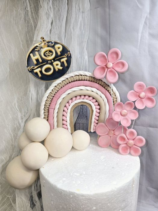 Uzupełniające dekoracje z masy cukrowej na tort