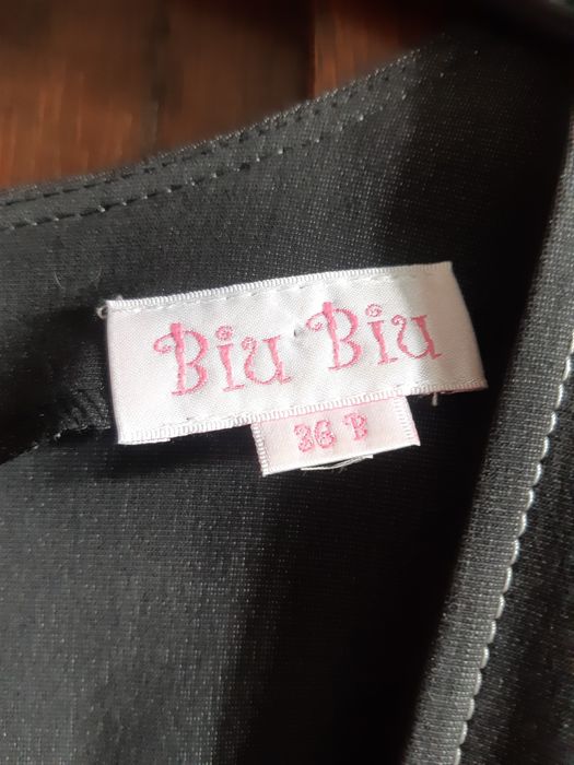 Popielata sukienka za kolano