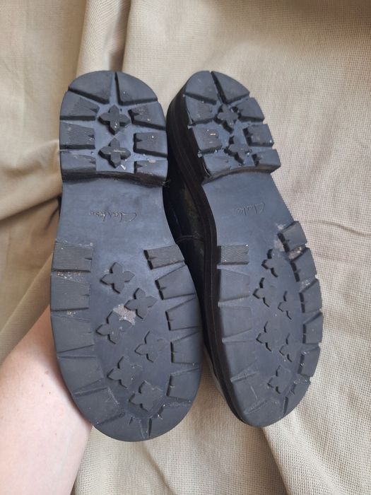 Лаковані жіночі туфлі Clarks