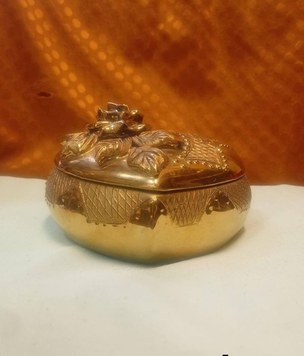 Puzderko porcelanowe w kolorze złotym