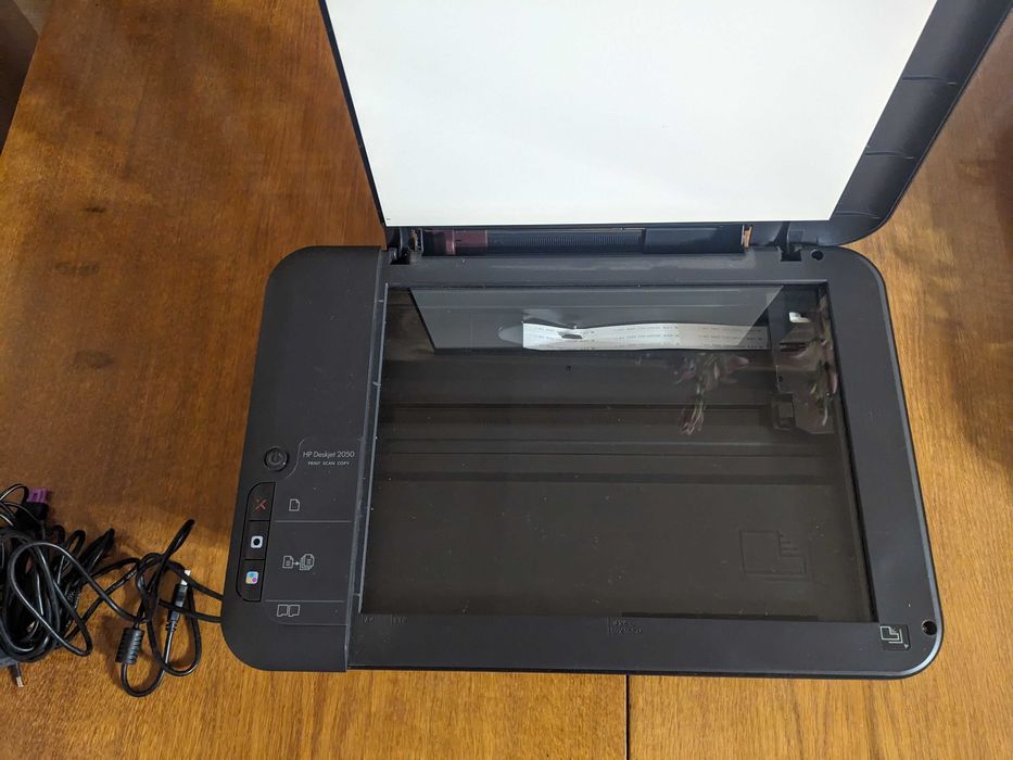 HP Deskjet 2050, сканер працює, картриджі відсутні