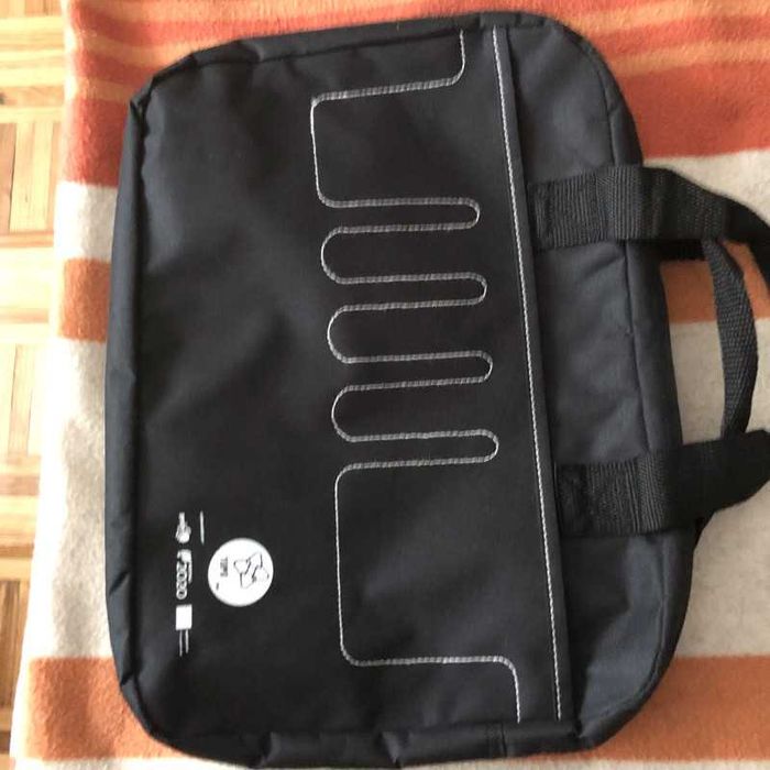 mala com fecho, maior que A4