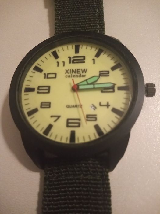 Zegarek kwarcowy z datownikiem.
