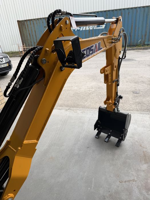 Mini giratoria nova , com dois baldes e braço articulado para os lados