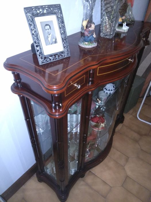 Vitrine em Raiz de Nogueira – Excelente Estado