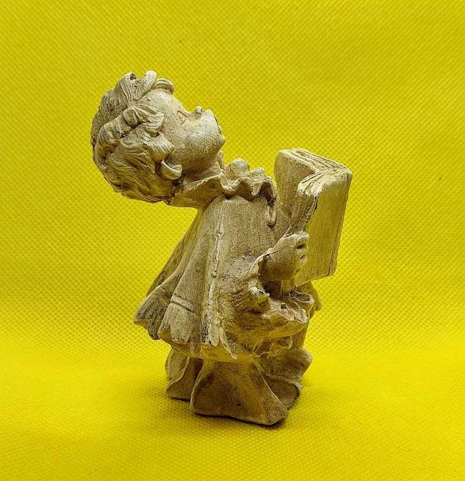 Artigo decorativo menino cantar criança livro contemplação