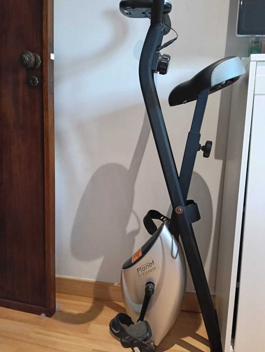 Bicicleta ergométrica, compacta, ocupa pouco espaço. Pouco uso. Cor preto.