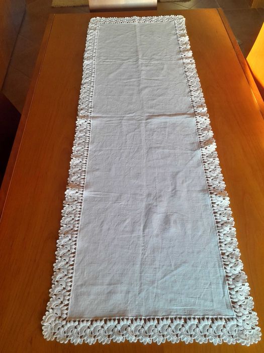 pano em linho muito bonito com renda a toda a volta feita a mao