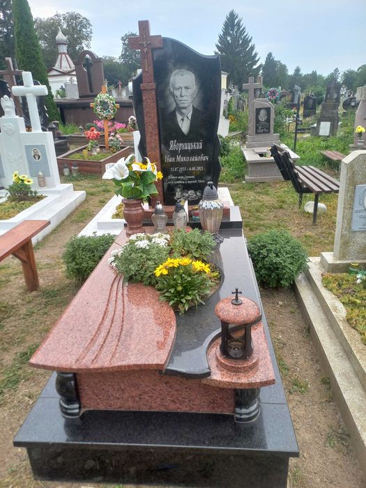 Встановлення пам'ятників Чернівці.