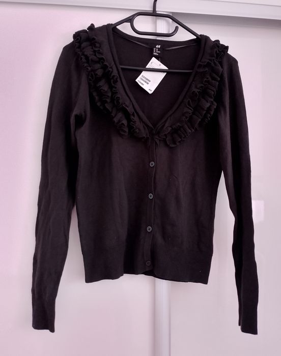 Grafitowy sweter H&M rozmiar XS z falbanami przy dekolcie 
Długość 53
