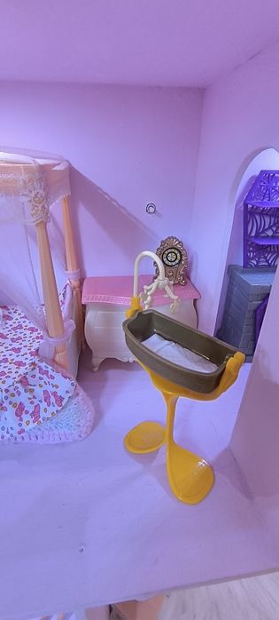 Будиночок для ляльок, домик для Барби, з меблями, з ляльками.