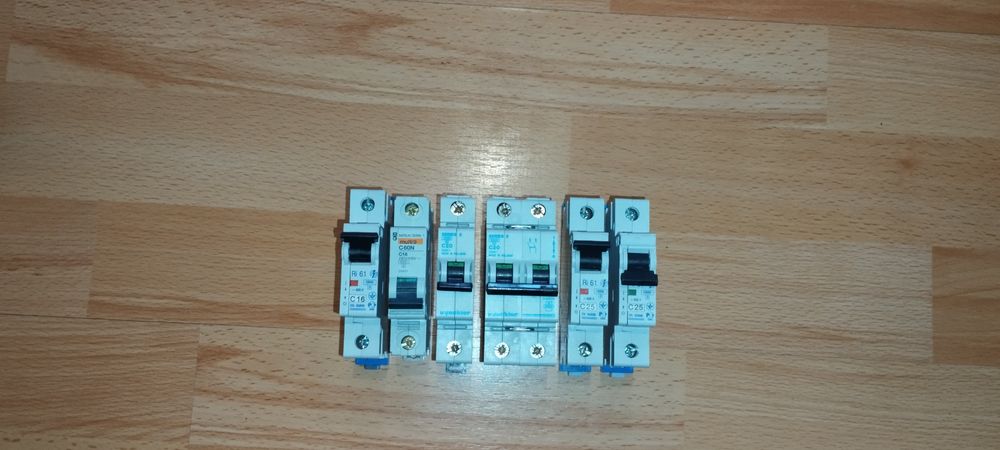 Автоматичний вимикач