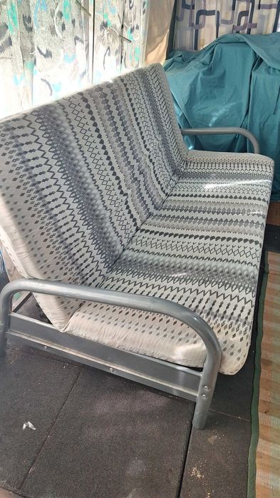 Sofá cama, transforma em cama de casal.