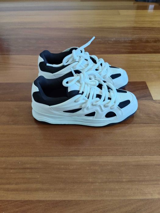 Sapatilhas de skate brancas Bershka com detalhes em contraste