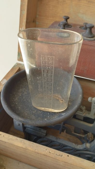 Pequena balança com pesos e outros
