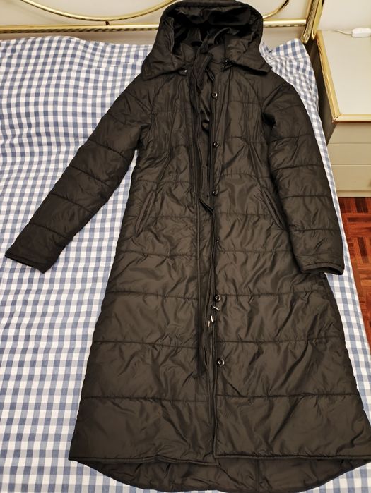 Lote de 2 casacos compridos, tipo kispo, preto e castanho