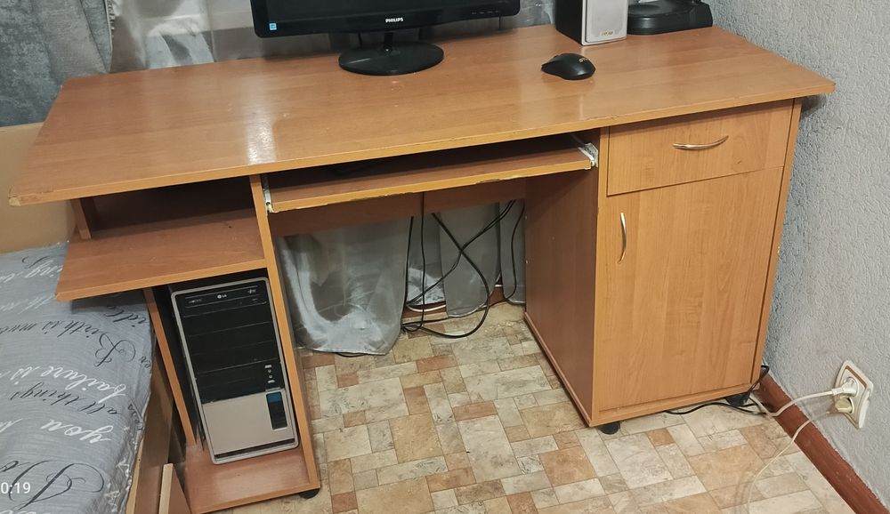 Продам стол компьютерный