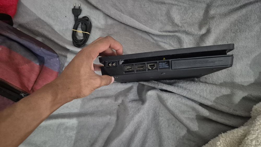 Playstatio 4 slim