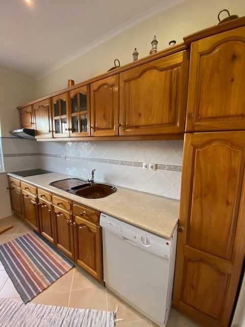Cozinha de madeira em bom estado