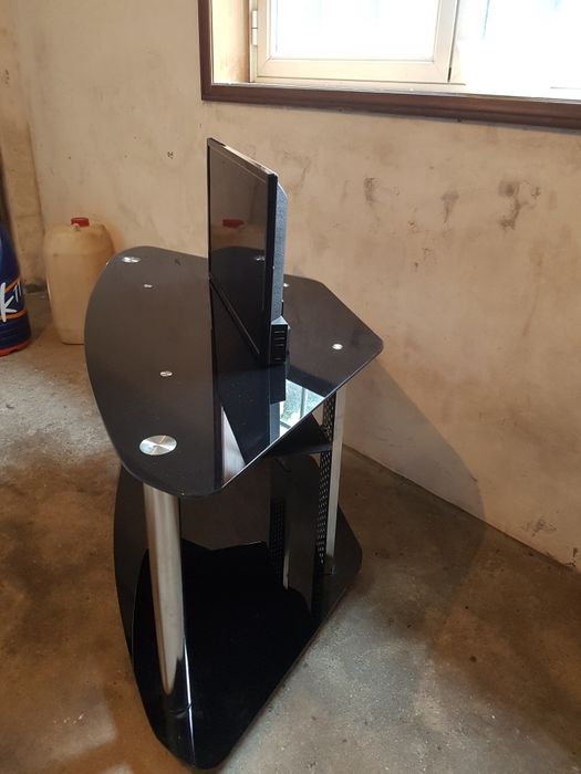 Mesa móvel em vidro para salão de televisão