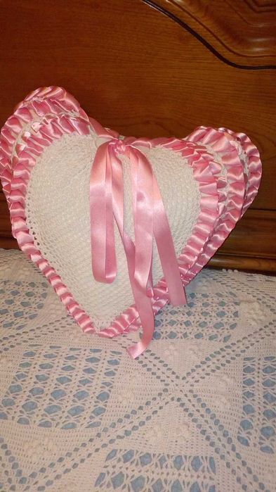 Colcha de renda e almofadas