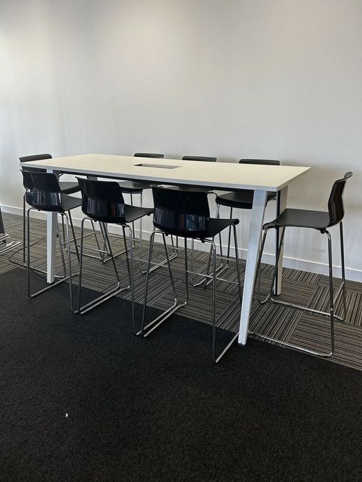Mesa Alta Steelcase - Ideal p/ Reuniões, Projetos e Áreas de Convívio