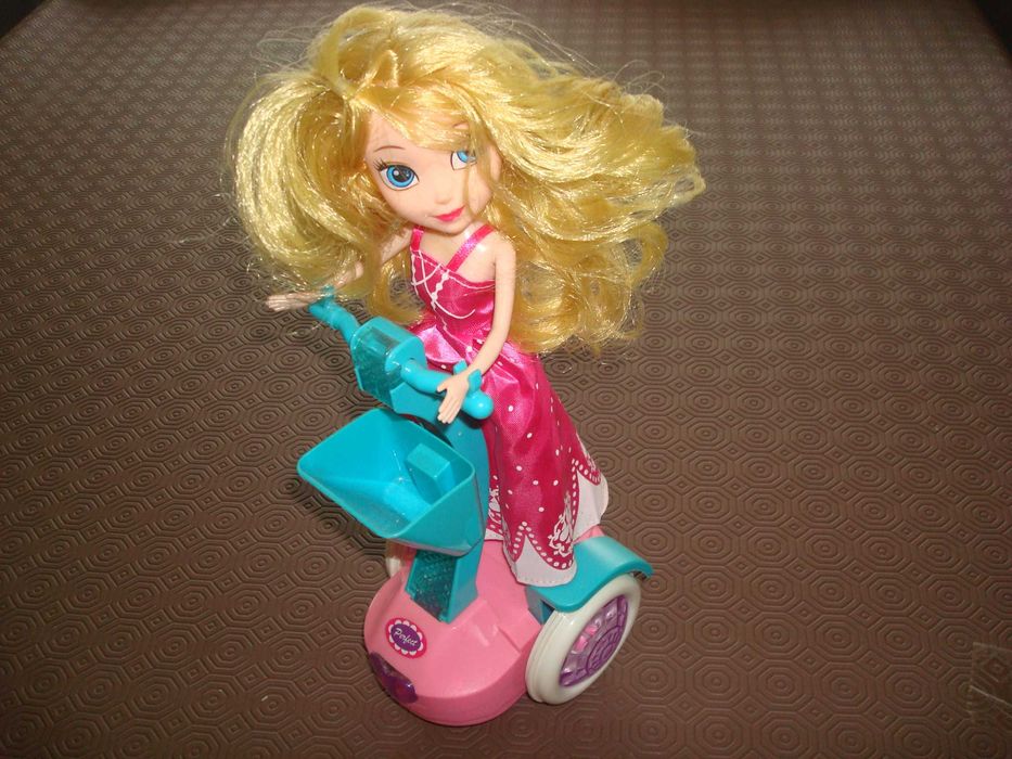 Boneca Princesa Sofia com trotinete a pilhas