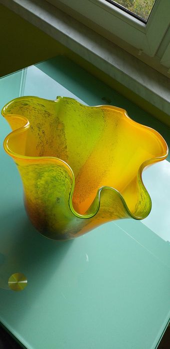 Wazon falowany w stylu Murano.