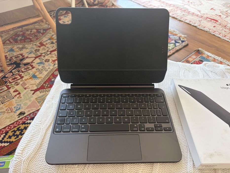 iPad Pro 11" 256 GB + Magic Keyboard – stan bardzo dobry