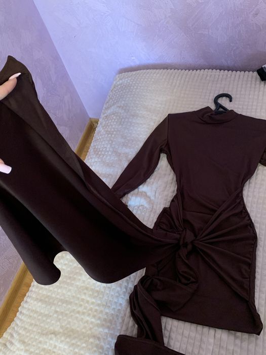Коричнева сукня з підплічниками
