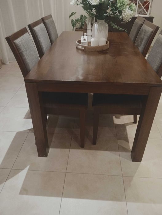 Mesa e cadeiras de sala de jantar usado como novo