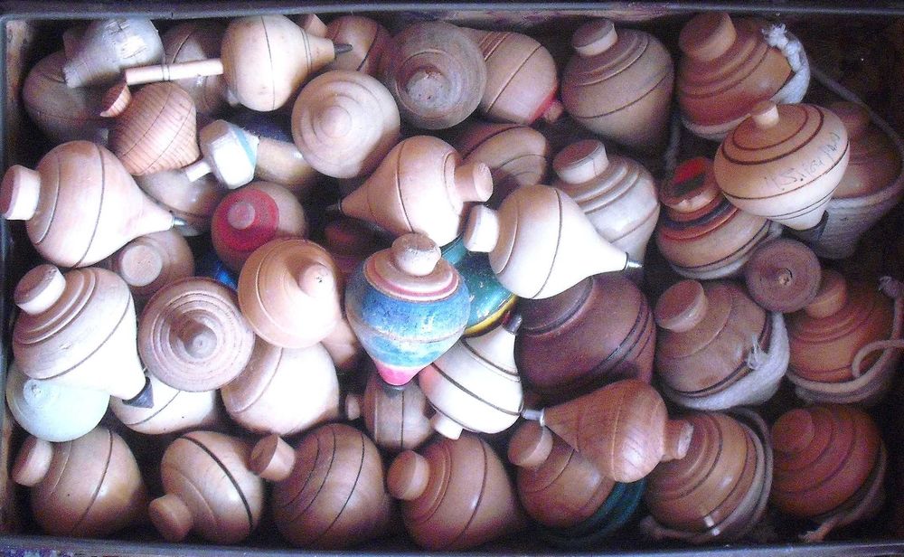 Pião antigo em madeira - brincado - anos 50/60