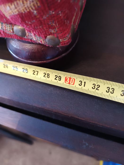 Banqueta pousa pés em bom estado