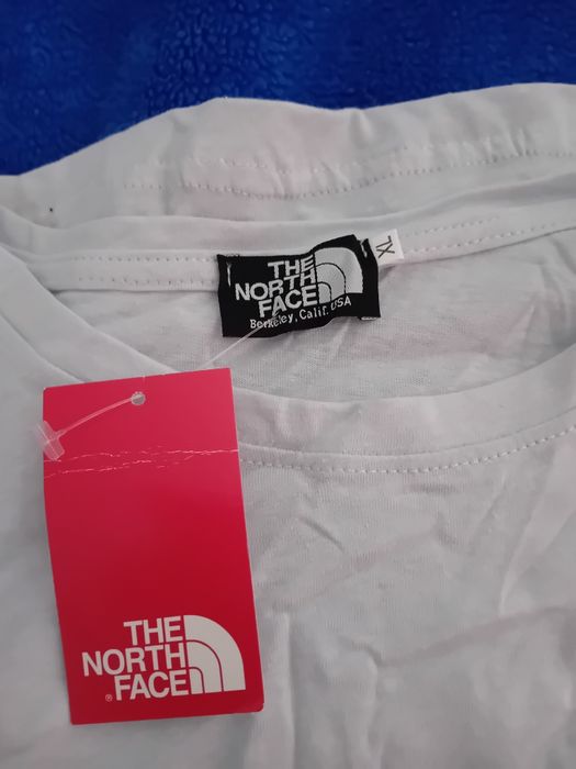 T-shirt nova com etiqueta