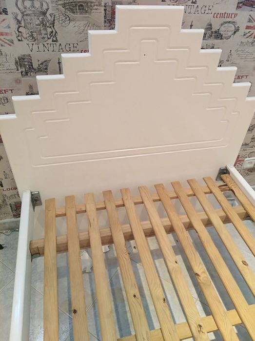 Cama + estrado + colchão + almofadas + cortinados + edredão