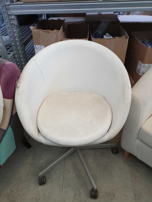 Cadeira de escritório branca com rodas