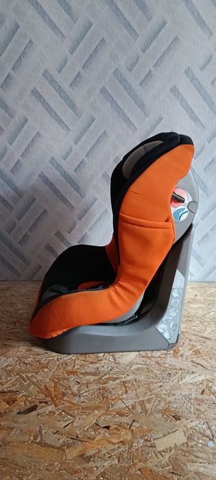Дитяче автокрісло CHICCO.
 Автокрісло Chicco universal 9-18 кг. Регулю