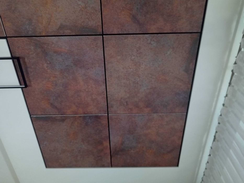 Sufit podwieszany kasetonowy modułowy z grafiką - beton M - i inne